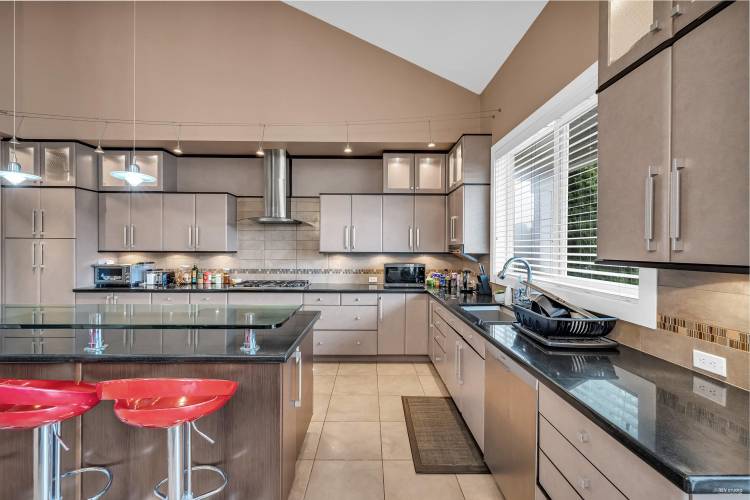 Large kitchen with lots of counter and cupboard space